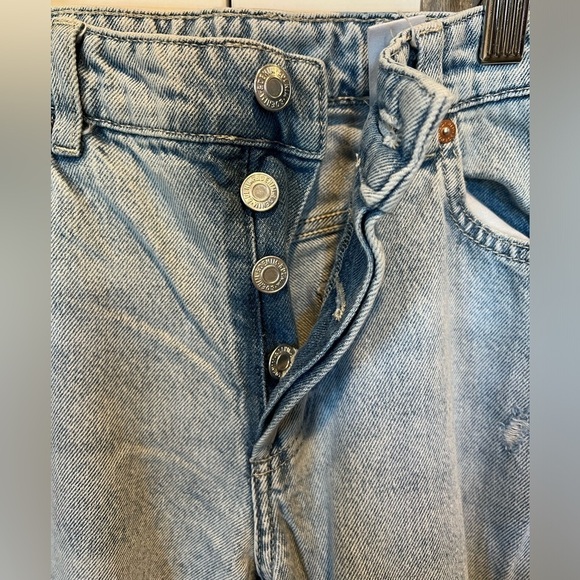 B7.9 H&M Boyfriend Low Ripped Distressed Light Wash Jeans • Inseam 27 - Picture 5 of 9